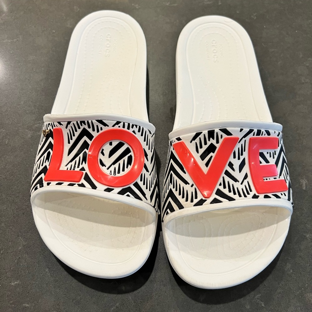 Drew Barrymore’s Crocs Chevron Collection Slide